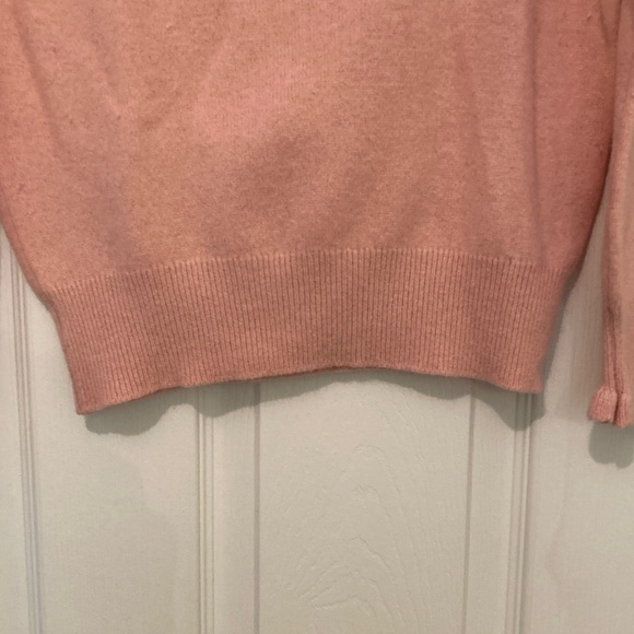 Gorgeous pink wool sweater size XS/Small
Like new from France - Picture 4 of 6